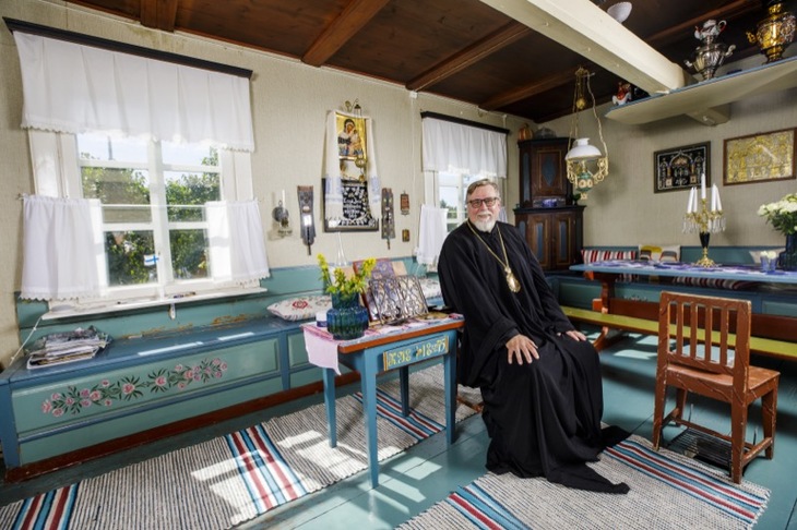 Piispa Elia istumassa kotinsa avarassa tuvassa