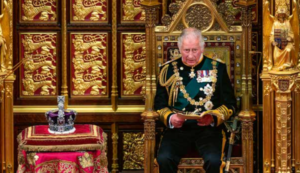 Englannin kuningas Charles kolmas istumassa valtaistuimella