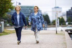 Ulla Saunaluoma ja Mirja Sinkkonen kävelyllä kaupungilla