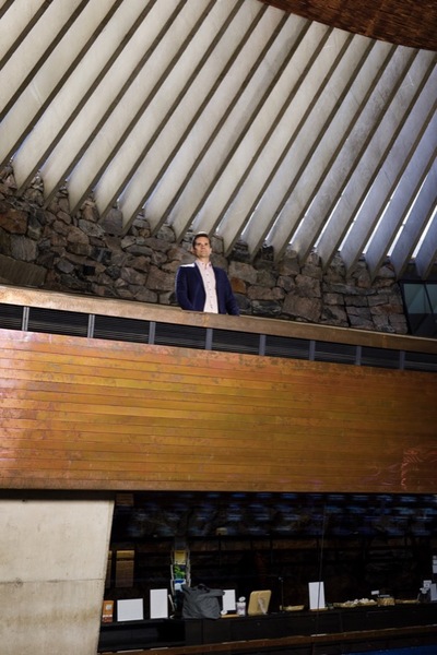 Mika Aaltola seisoo kirkon sivuparvella