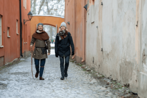 Annastiina Papinaho ja Ilari Aalto kävelevät historiallisessa miljöössä Turun vanhassa kaupungissa