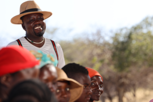 Edwin Kakori katsoo hymyillen kyläläisiä