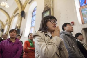 Kiinalaisia kristittyjä kirkossa