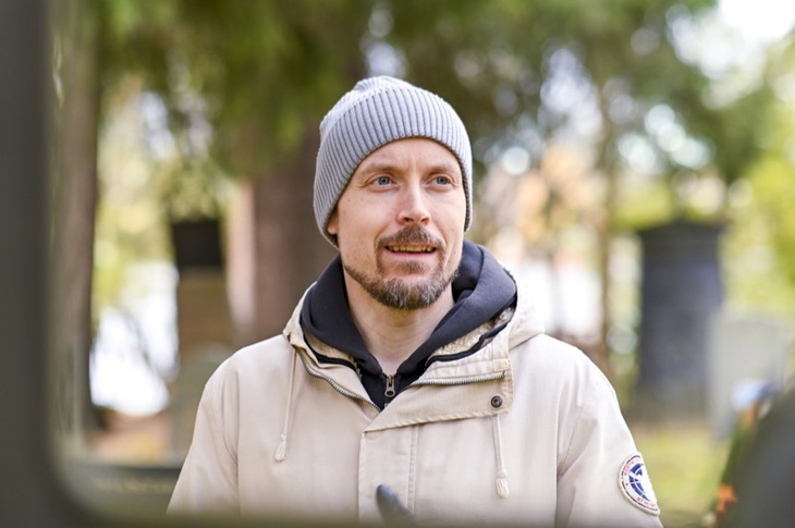 Lauri Kempainen kaupungin metsäisessä puistossa