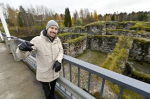 Lauri Kemppainen Kajaanin rauniolinnan muureilla