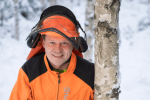 Metsuri Teemu Anttila työvaatteissaan talvisessa metsässä
