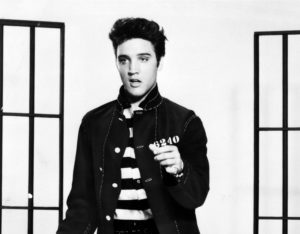 Elvis Presley laulaa, mustavalkoinen kuva