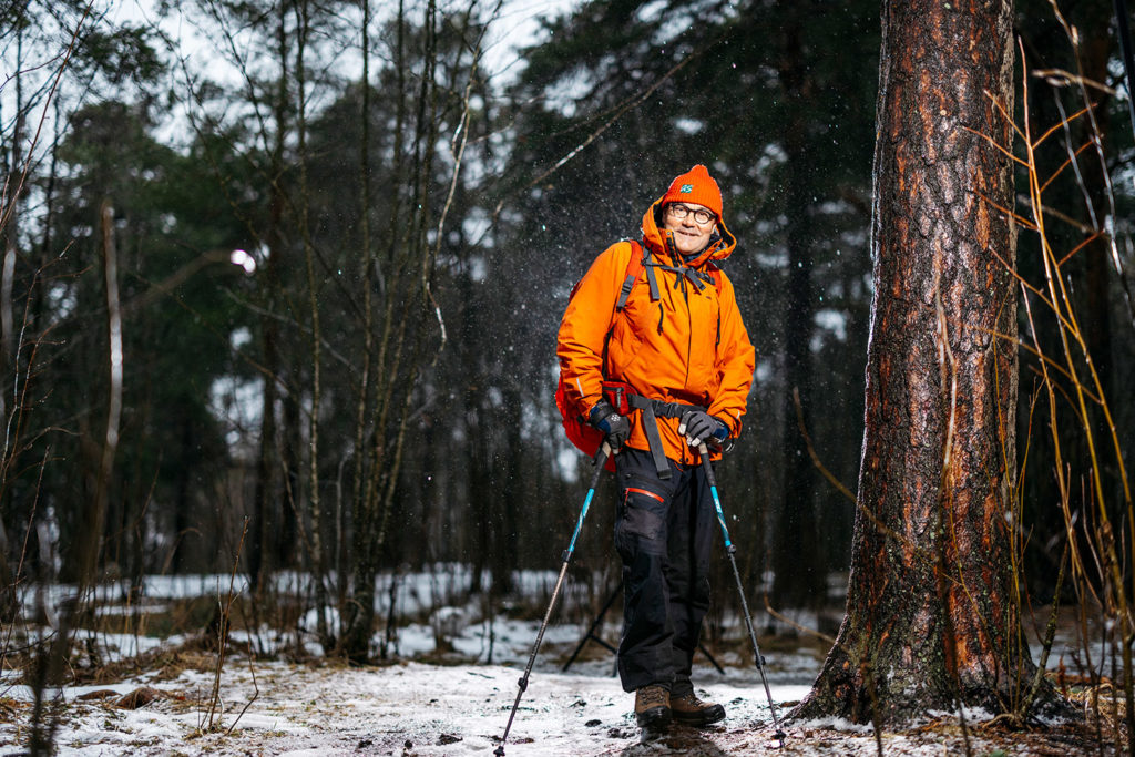 Simo Ellilä erävarusteissa talvisessa metsässä.