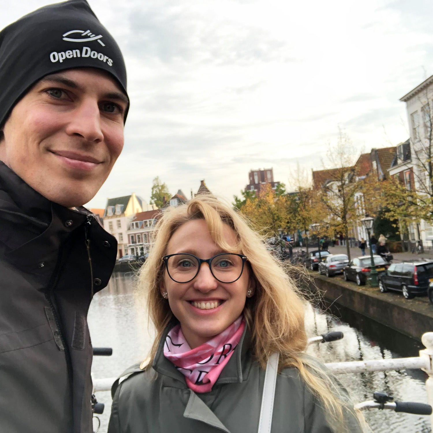 Emil ja Beata Anton poseeraavat Hollannissa kanavan ylittävällä sillalla.