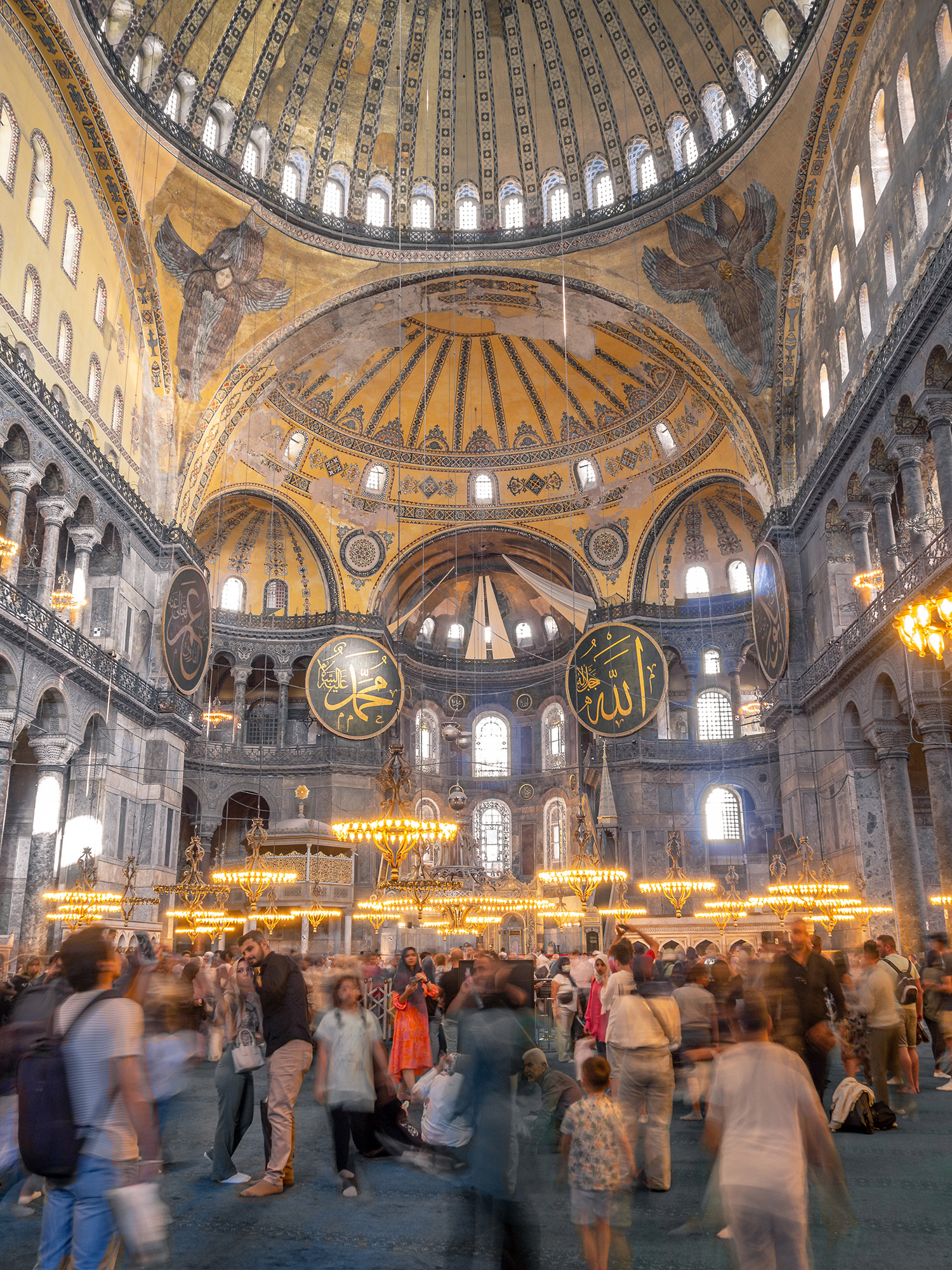 Ihmisvilinää Hagia Sofia -moskeijassa. 