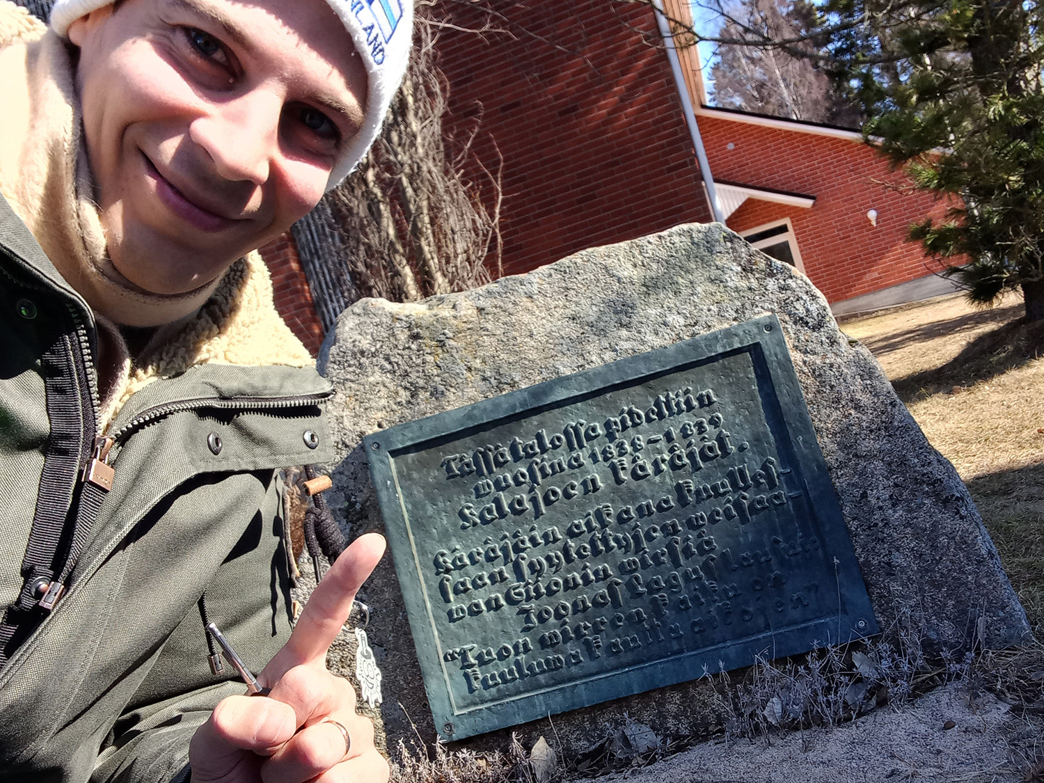 Emil Anton osoittaa Kalajoella kiveen kiinnitettyä Muistolaattaa, jossa on teksti: ”Tässä talossa pidettiin vuosina 1838–1839 Kalajoen käräjät. Käräjäin aikana kuullessaan syytettyjen veisaavan Siionin virsiä Joonas Lagus lausui: Tuon virren kaiku on kuuluva kautta aikojen.” 