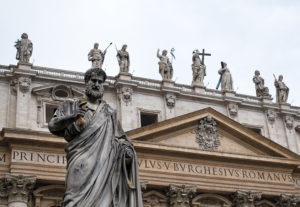 Pietarinkirkon julkisivu, huomio katolla olevissa apostolien patsaissa.
