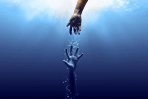 Käsi kurottaa veden pinnalta kohti syvyyksistä nousevaa kättä.