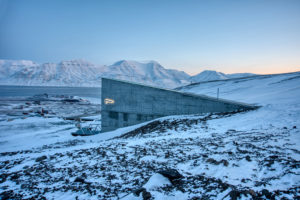 Tuomiopäivän holviksi kutsuttu siementen varmuusvarasto Svalbard Global Seed Vault Norjan Huippuvuorilla.