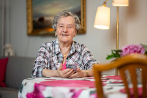”Käteni eivät totelleet, kun hän komensi minua kampaamaan hiuksiaan” – Henny Pennströmiltä, 86, vie vuosikymmeniä antaa anteeksi väkivaltaiselle äidilleen