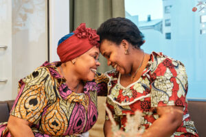 Murekatete Bunanin ja Adele Sibomanan mielestä on hyvä tapa kutsua ystävä jumalanpalveluksen jälkeen kylään: ”Kerrostalossamme olemme kuin samaa perhettä”