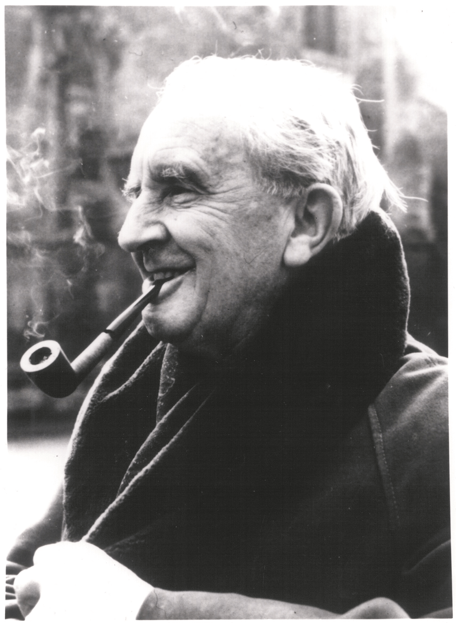 J.R.R. Tolkien piippu suussa.