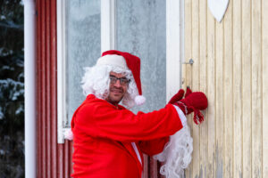 Jouluna Simo Pannula pukeutuu joulupukiksi ja jakaa yrityksensä rahoilla lahjoja lastenkodin lapsille