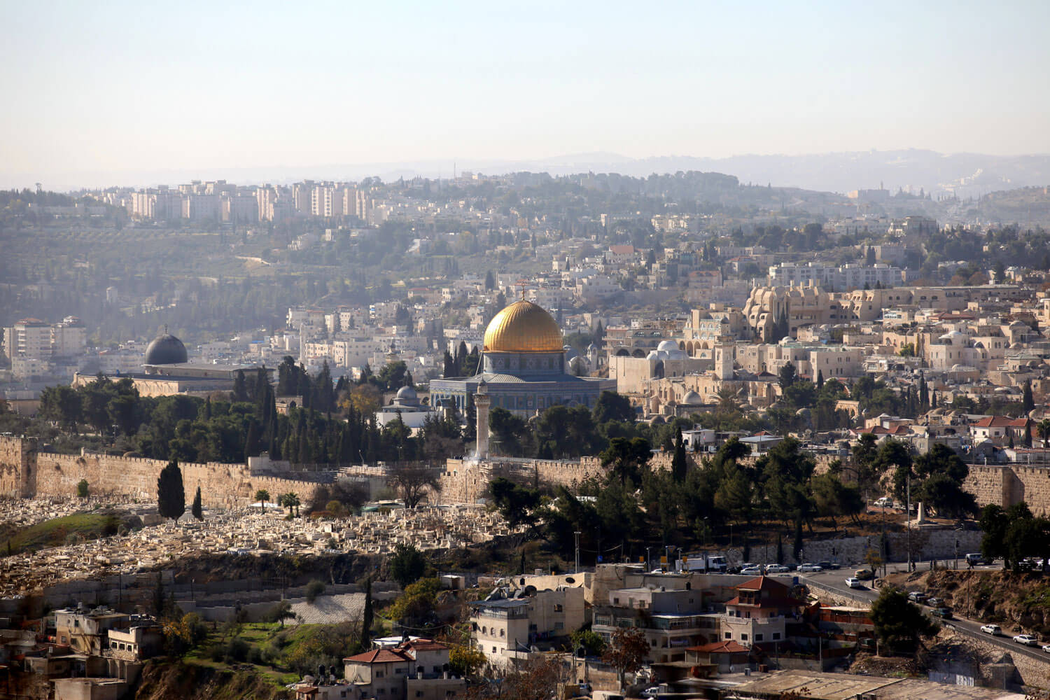 Panoraamakuva Jerusalemin Temppelivuoresta. Maisemaa hallitsevat Temppelivuoren läheisyyteen rakennetut muslimien Kalliomoskeija ja Al Aqsa.