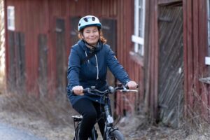 Elämäni käännekohdat | Pia Pyhtilä, 52, purkaa ilmastoahdistusta osallistumalla äitien mielenosoituksiin ja kasvattamalla puita