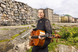 ”Elävä musiikki virittää yhteyttä Jumalan ja ihmisen välille” – Anna-Maaria Varosen kehittämässä sävelrukouksessa osallistuja saa olla myös hiljaa