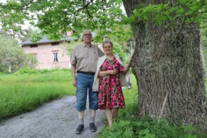 Perhe osti 1880-luvun pitsihuvilan vanhoine kalusteineen – ”Uusia, mielenkiintoisia asioita paljastuu koko ajan”