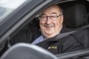 Eero oli linnakundi, josta tuli pappi – nyt 75-vuotiaana hän ajaa taksia