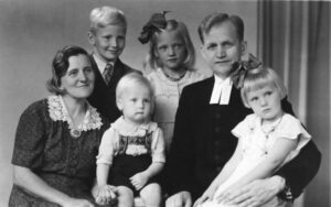 Anni Reuter kirjoitti kirjan isoisästään, joka vuonna 1942 lähti papiksi Stalinin vainojen runtelemalle Inkerinmaalle
